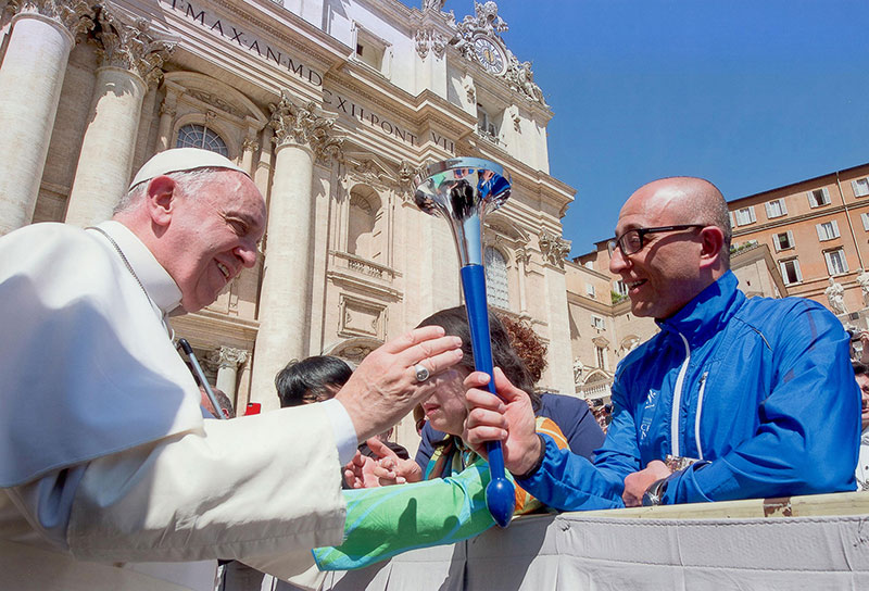pope-blesses-peace-torch.jpg